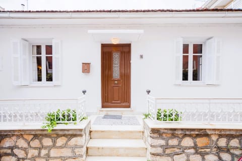 Property building, Facade/entrance, Day, Neighbourhood, View (from property/room), Balcony/Terrace, Decorative detail, Decorative detail, Street view, Area and facilities, Quiet street view