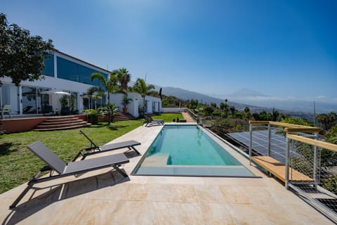 Natural landscape, Mountain view, Pool view, Swimming pool, sunbed