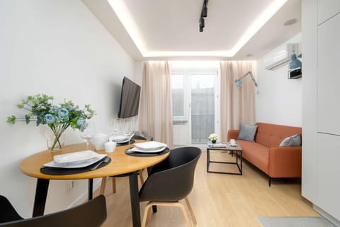 TV and multimedia, Living room, Seating area, Dining area