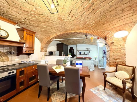 Kitchen or kitchenette, Dining area, oven