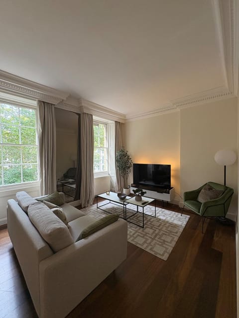 TV and multimedia, Living room, Evening entertainment
