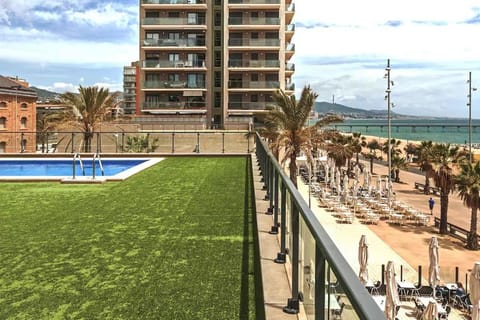 Great apartment with a pool on the beach in Barcelona Apartment in Badalona