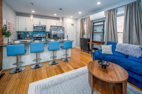 TV and multimedia, Kitchen or kitchenette, Living room, Seating area, Dining area