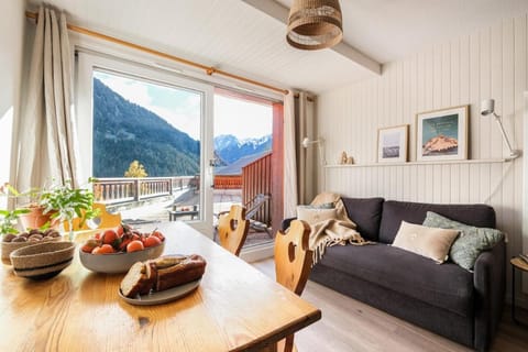 Day, Natural landscape, View (from property/room), Balcony/Terrace, Living room, Seating area, Dining area, Mountain view