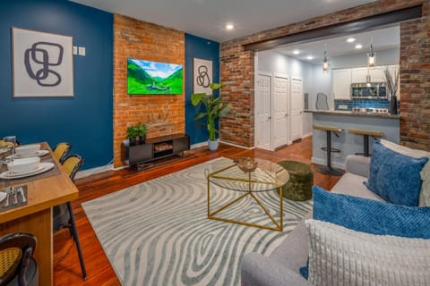 TV and multimedia, Kitchen or kitchenette, Living room, Seating area, Dining area