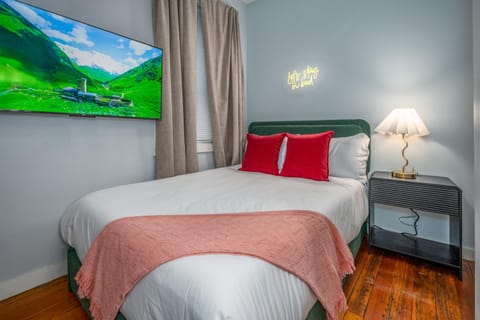 Bed, Photo of the whole room, Bedroom