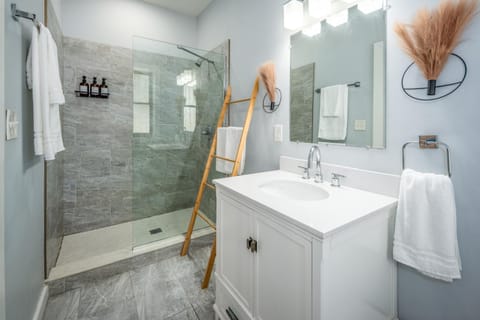 Shower, Bathroom, towels