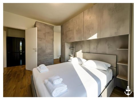 Bed, Photo of the whole room, Bedroom, towels, wardrobe