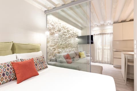 Bed, TV and multimedia, Living room, Seating area, Bedroom