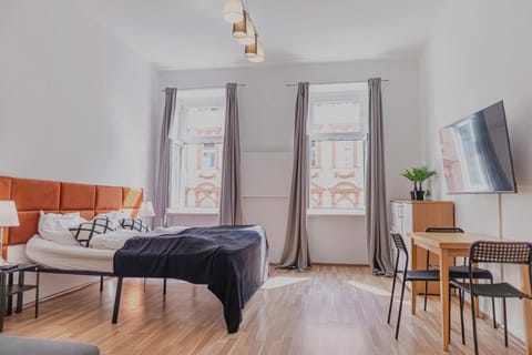 Bed, TV and multimedia, Seating area, Bedroom