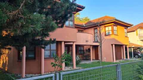 Property building, Day, Garden, Garden view, pet friendly