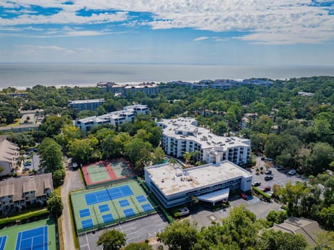 Bright Coastal Retreat Villa Near Coligny & Beach Apartment in South Forest Beach