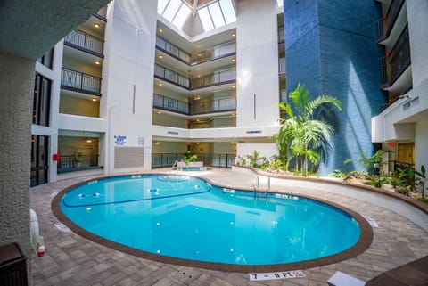 Bright Coastal Retreat Villa Near Coligny & Beach Apartment in South Forest Beach