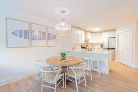 Bright Coastal Retreat Villa Near Coligny & Beach Apartment in South Forest Beach