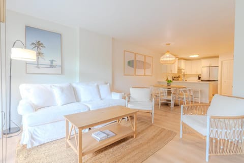 Bright Coastal Retreat Villa Near Coligny & Beach Apartment in South Forest Beach