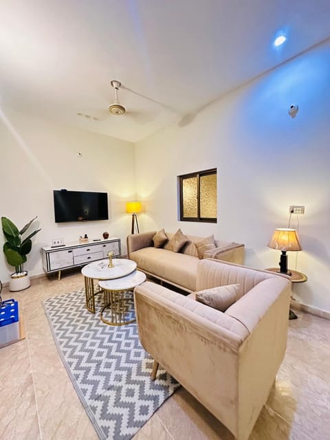 Communal lounge/ TV room, TV and multimedia, Living room, Seating area