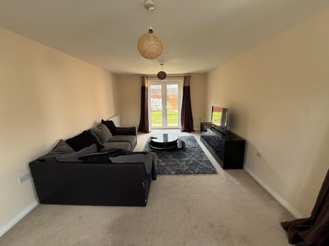 Communal lounge/ TV room, TV and multimedia, View (from property/room), Living room, Seating area, acessibility