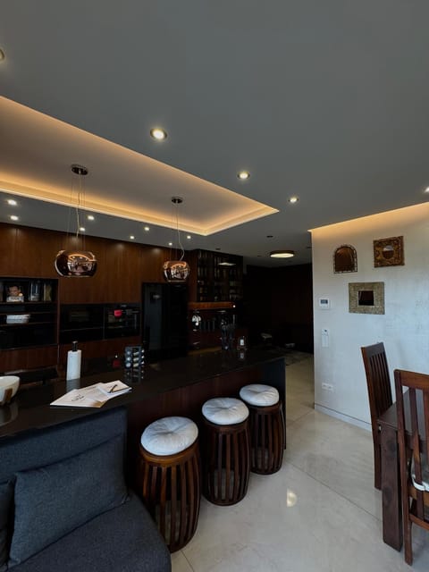 Kitchen or kitchenette, Lounge or bar, kitchen