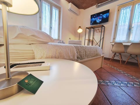 Bed, TV and multimedia, Living room, Seating area