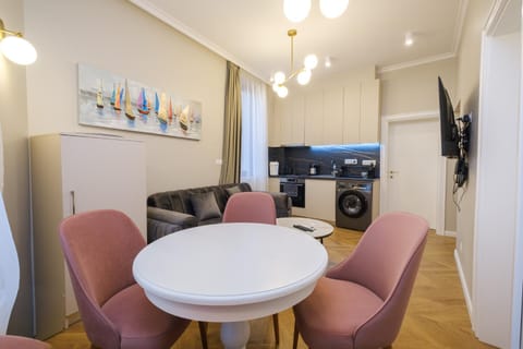 TV and multimedia, Seating area, Dining area, oven