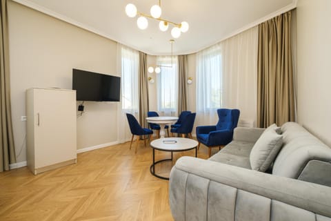 TV and multimedia, Living room, Seating area, Evening entertainment