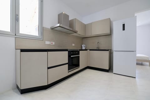 Kitchen or kitchenette, dishwasher, stove