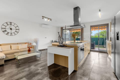 Kitchen or kitchenette, Living room, Seating area, stove