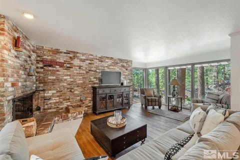 Sunny Lakeview Retreat - Private Beach Access House in Skyland