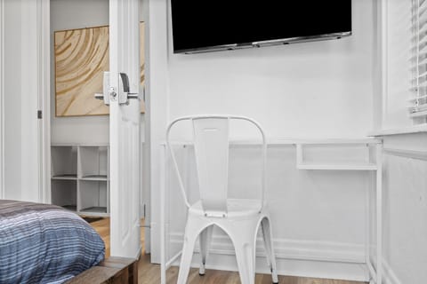 Pittsburgh Shadyside 2A Bright and Stylish Private Bedroom with Shared Bathroom Vacation rental in Shadyside