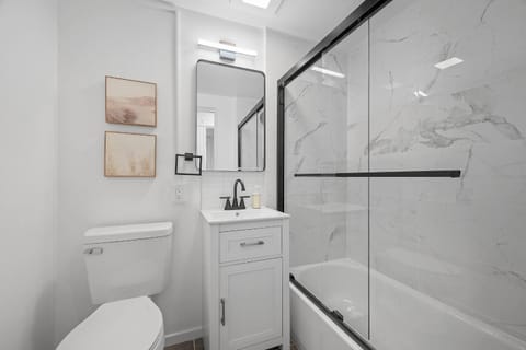 Pittsburgh Shadyside 2A Bright and Stylish Private Bedroom with Shared Bathroom Vacation rental in Shadyside