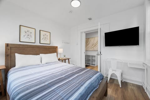 Pittsburgh Shadyside 2A Bright and Stylish Private Bedroom with Shared Bathroom Vacation rental in Shadyside