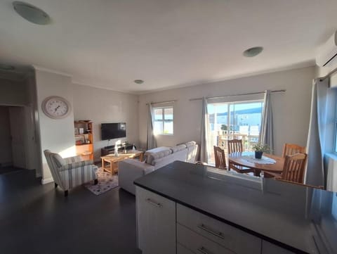 TV and multimedia, Living room, Photo of the whole room, Seating area, Evening entertainment