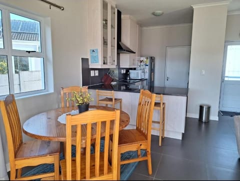 Kitchen or kitchenette, Dining area, minibar, oven, pet friendly, stove, toaster