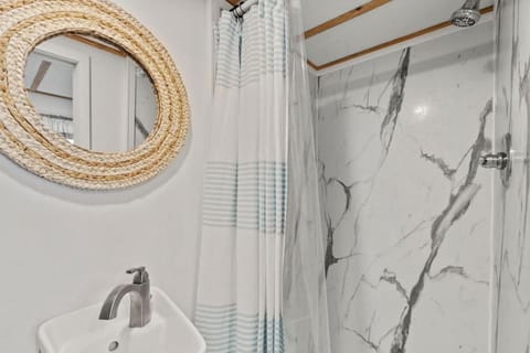 Breezy - Riverfront Tiny Home, King Bed, and Deck! Apartment in Dillsboro