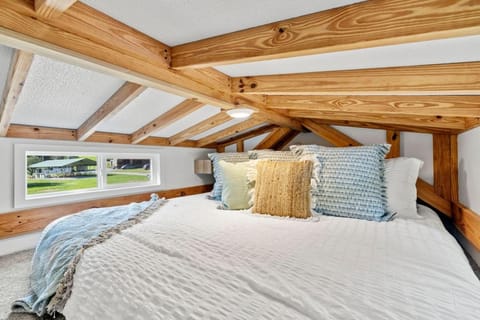 Breezy - Riverfront Tiny Home, King Bed, and Deck! Apartment in Dillsboro