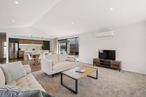 Kitchen or kitchenette, Living room, air conditioner