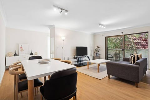 TV and multimedia, Living room, Seating area, Dining area, Evening entertainment