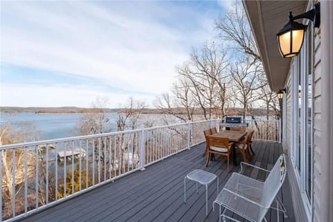 Lakeside Retreat - Large Deck & Game Room with Views House in Beaver Lake