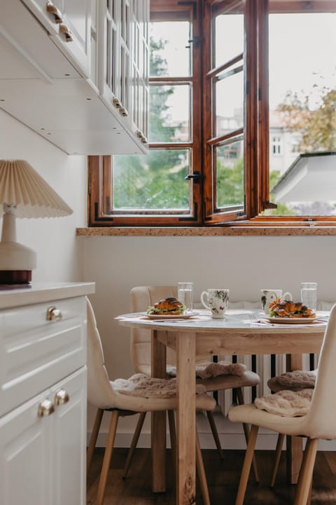 View (from property/room), Kitchen or kitchenette, Dining area, Food