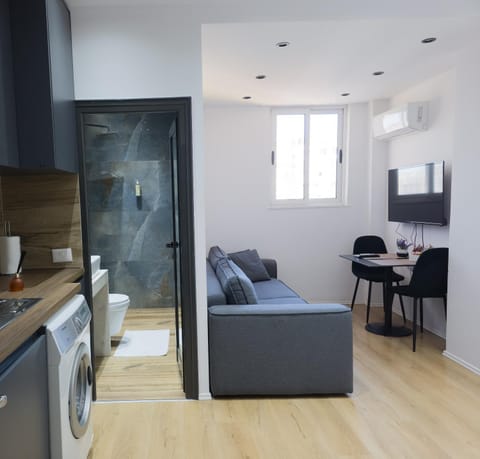 TV and multimedia, Kitchen or kitchenette, Living room, Seating area, Dining area