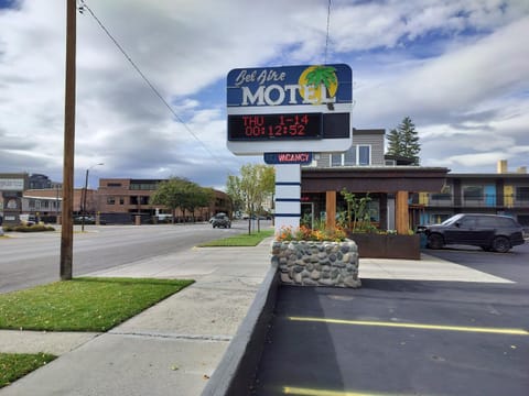 Property building, Day, Property logo or sign, Neighbourhood, Street view, Parking
