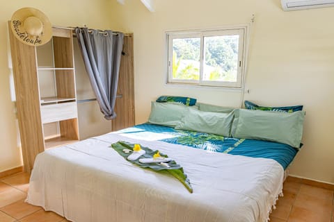 Photo of the whole room, Bedroom, wardrobe, air conditioner