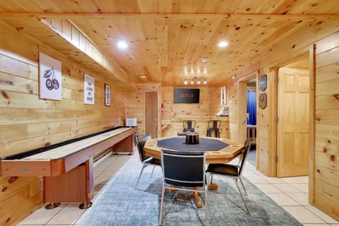 6BR Cabin w Fire Pit Game Room & Basketball Cabin in Luzerne County