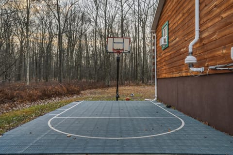 6BR Cabin w Fire Pit Game Room & Basketball Cabin in Luzerne County