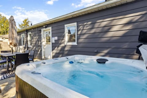 2BR with Private Hot Tub House in Parma Heights