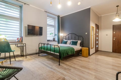 Bed, TV and multimedia, Living room, Photo of the whole room, Seating area