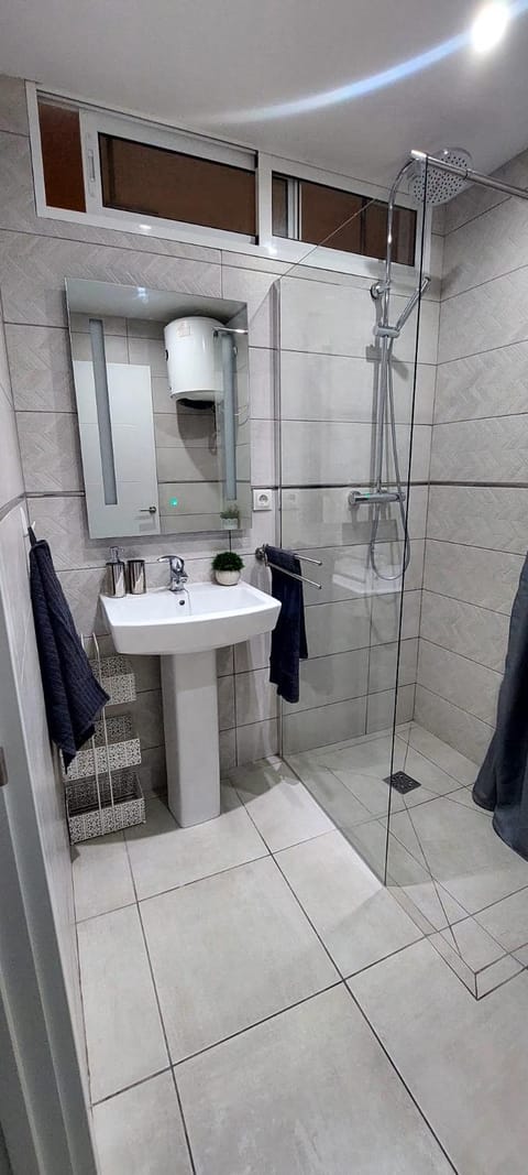 Shower, Bathroom, towels