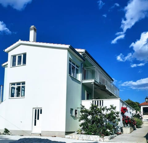 Patio, Facade/entrance