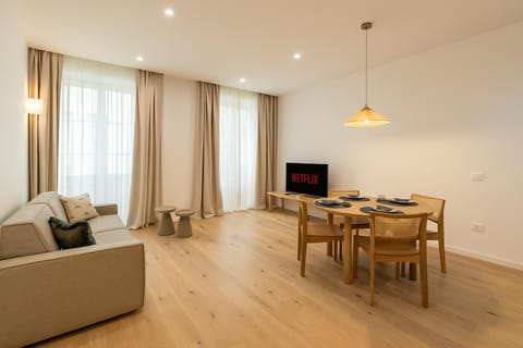 Communal lounge/ TV room, TV and multimedia, Living room, Seating area, Dining area, Evening entertainment