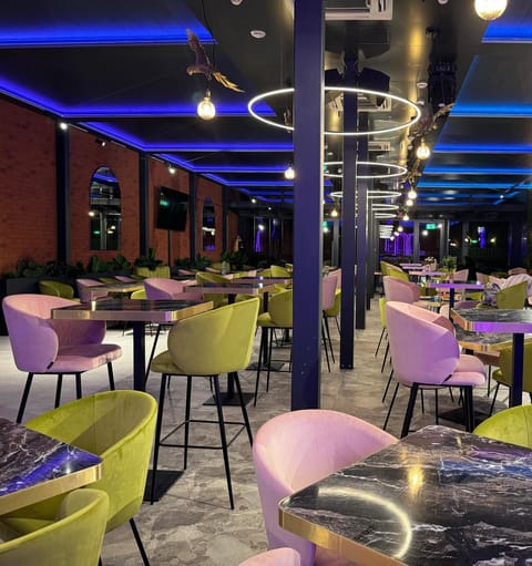 Restaurant/places to eat, Restaurant/places to eat, Banquet/Function facilities